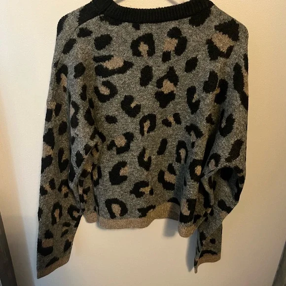 Oliveacous Size M Leopard Sweater NEW WITH TAG - Picture 2 of 2